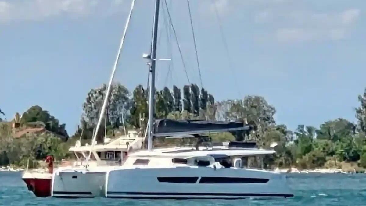 Skipper colto da malore, catamarano fuori controllo: rapidi i soccorsi ma lo skipper è già morto -