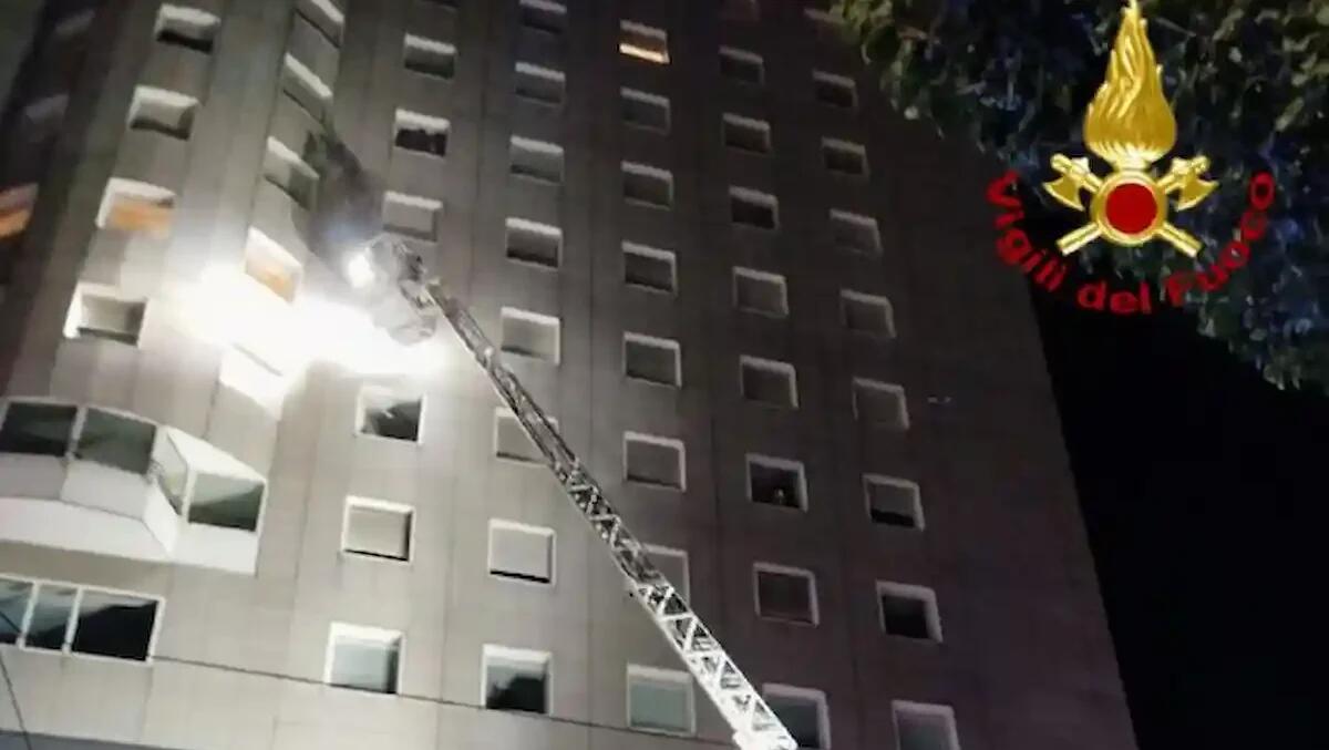 Emergenza notturna, persona in difficoltà: raggiunta con scala aerea al 7° piano entrando dalla finestra -