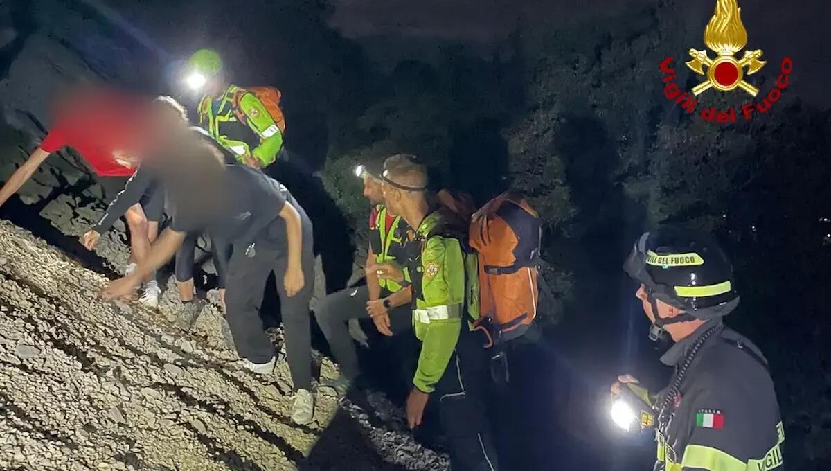 Cercano la discesa dal Monte Carso, poi una frana e il buio: recuperati sette giovani escursionisti -