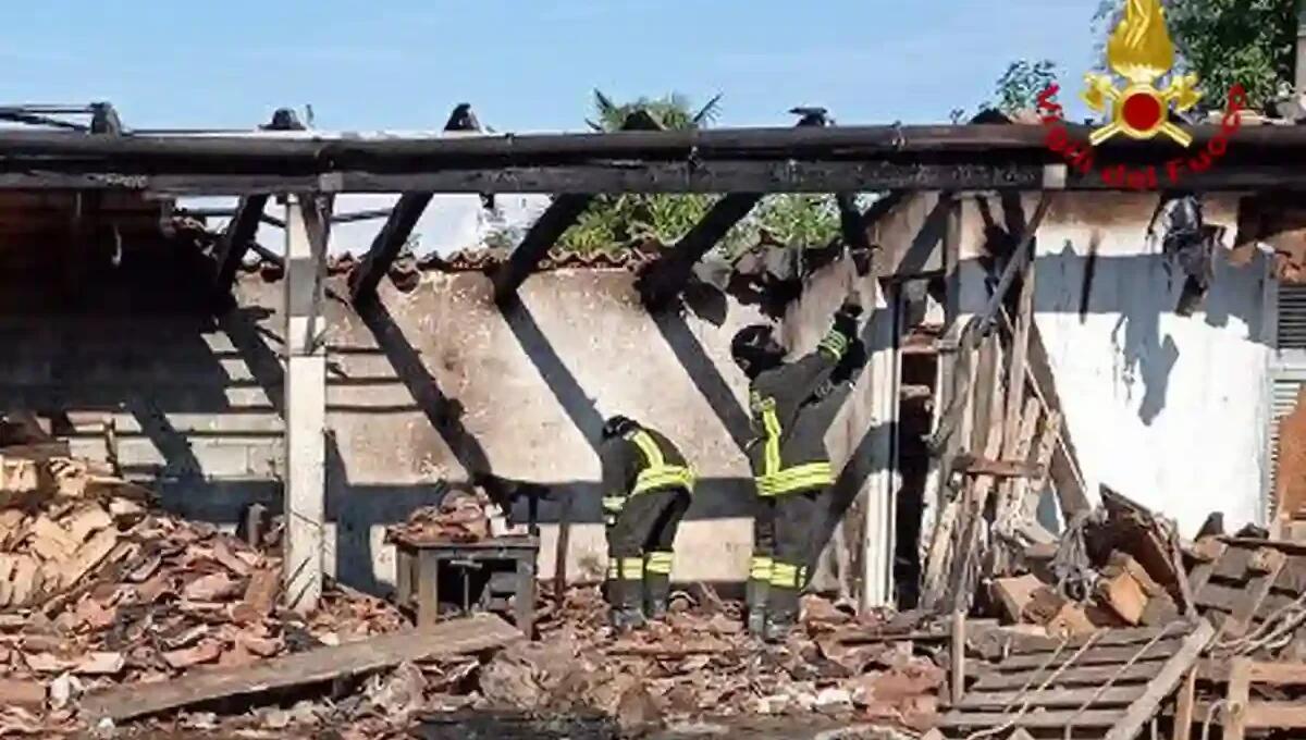 Incendio alla marina di Palazzolo dello Stella, legnaia in fiamme: rapido intervento dei pompieri - 