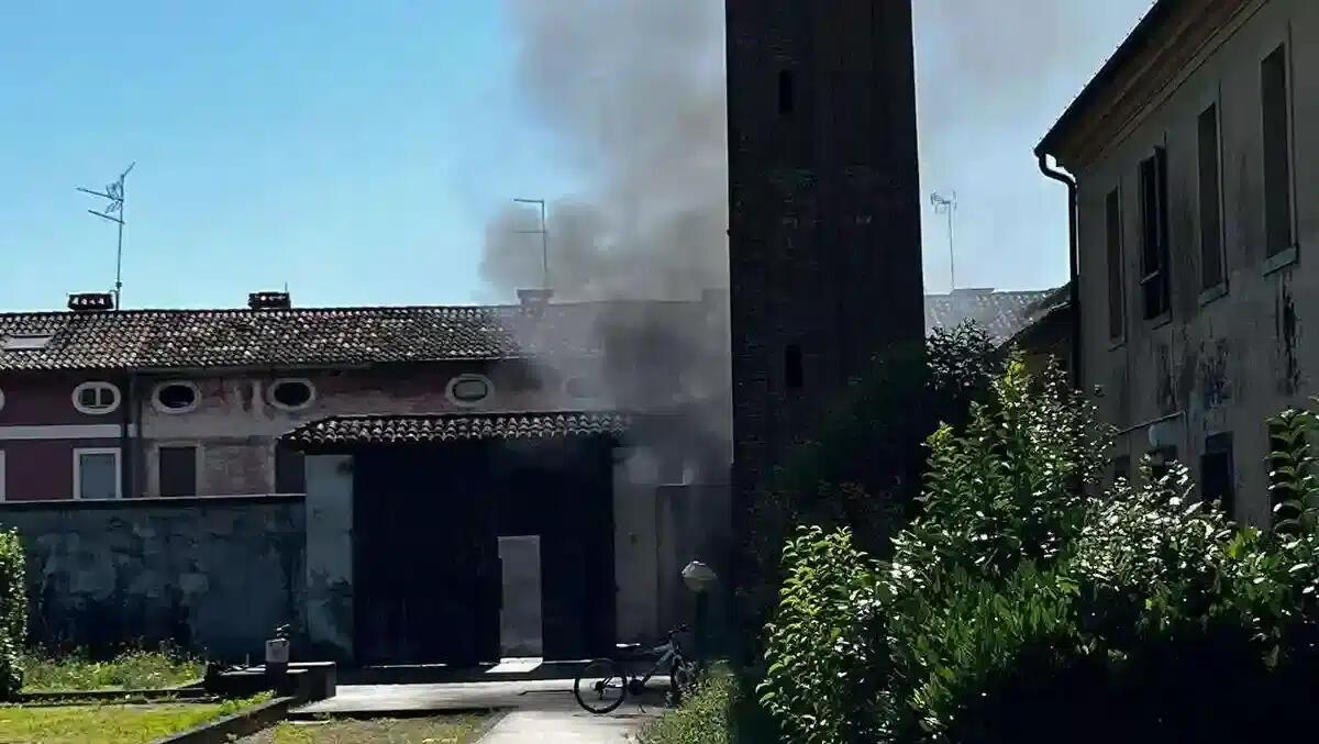 Incendio nel garage di una palazzina popolare, dentro sei bombole di GPL: evitato il peggio (VIDEO) - 