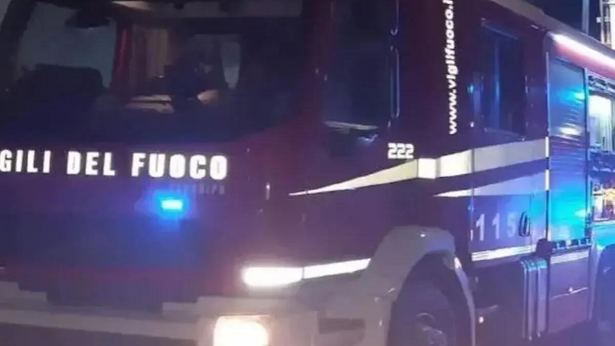Paura all'alba in un condominio Ater, incendio nello scantinato: due residenti intossicati - 