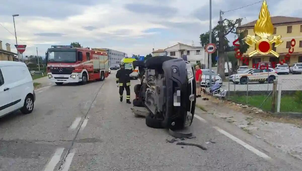 Tremendo scontro a Montebelluna, tre auto coinvolte: una finisce ribaltata su un fianco - 