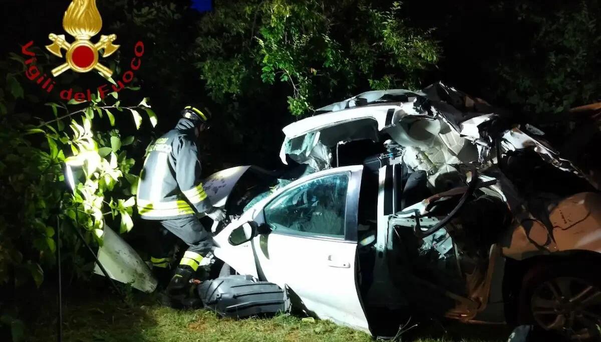 Sbanda con l'auto nella notte e finisce nel giardino di una casa: 31enne estratto dalle lamiere -