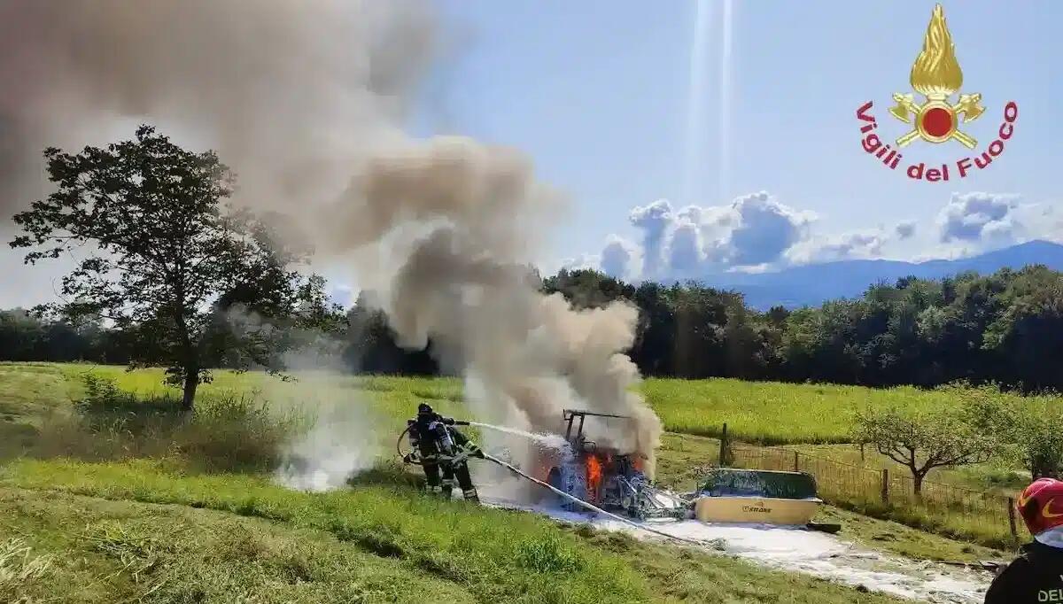 Trattore prende fuoco nei campi: mezzo agricolo avvolto dalle fiamme -