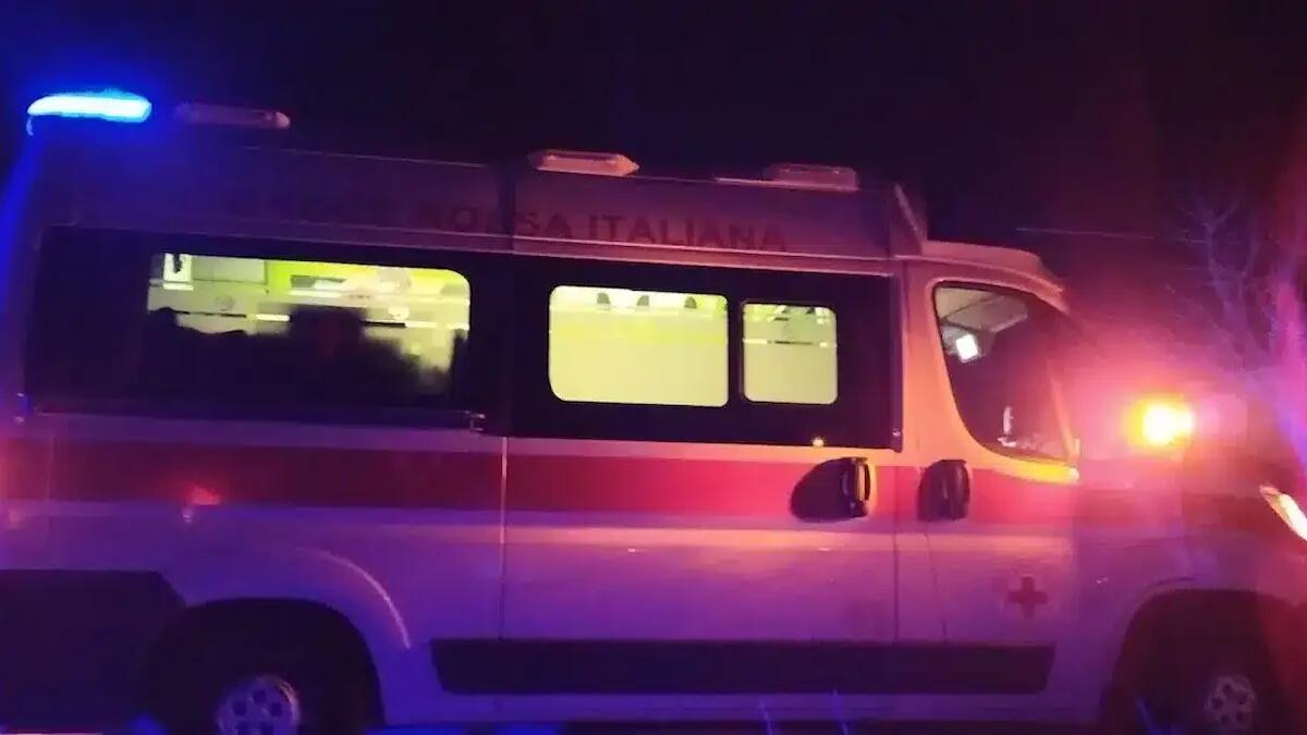 Massacrato di botte e lasciato semi incosciente al distributore di carburante: caccia agli aggressori -