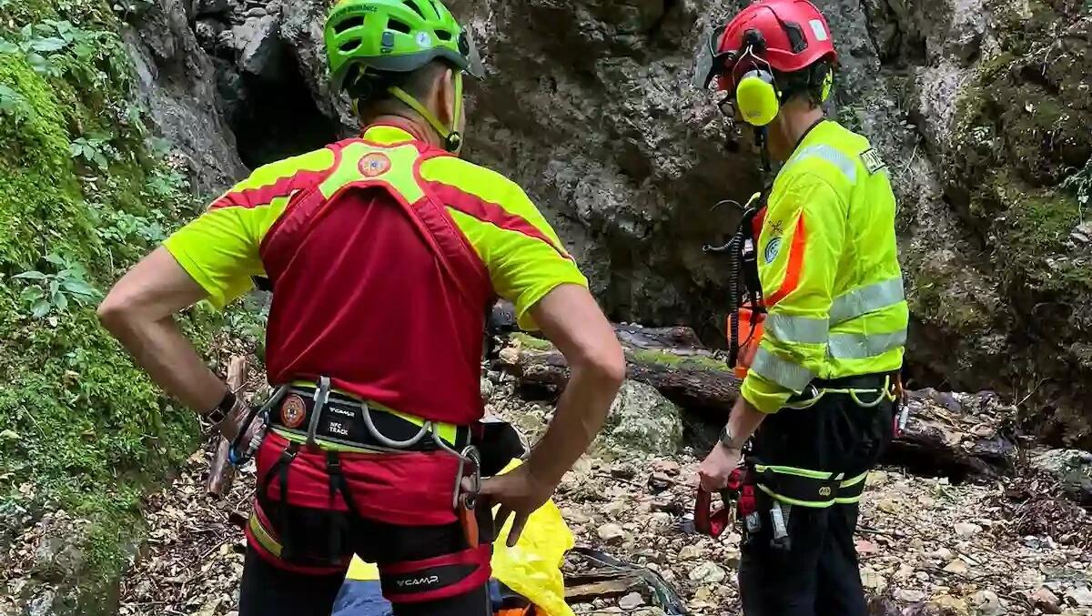 Escursionista infortunata, medico in pensione tenta di aiutarla ma scivola e si ferisce: eliambulanza per entrambi - 