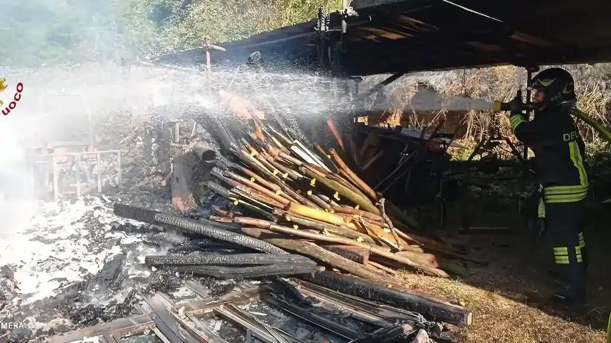Fiamme in un ricovero attrezzi: ansia per due bombole di GPL nella struttura -