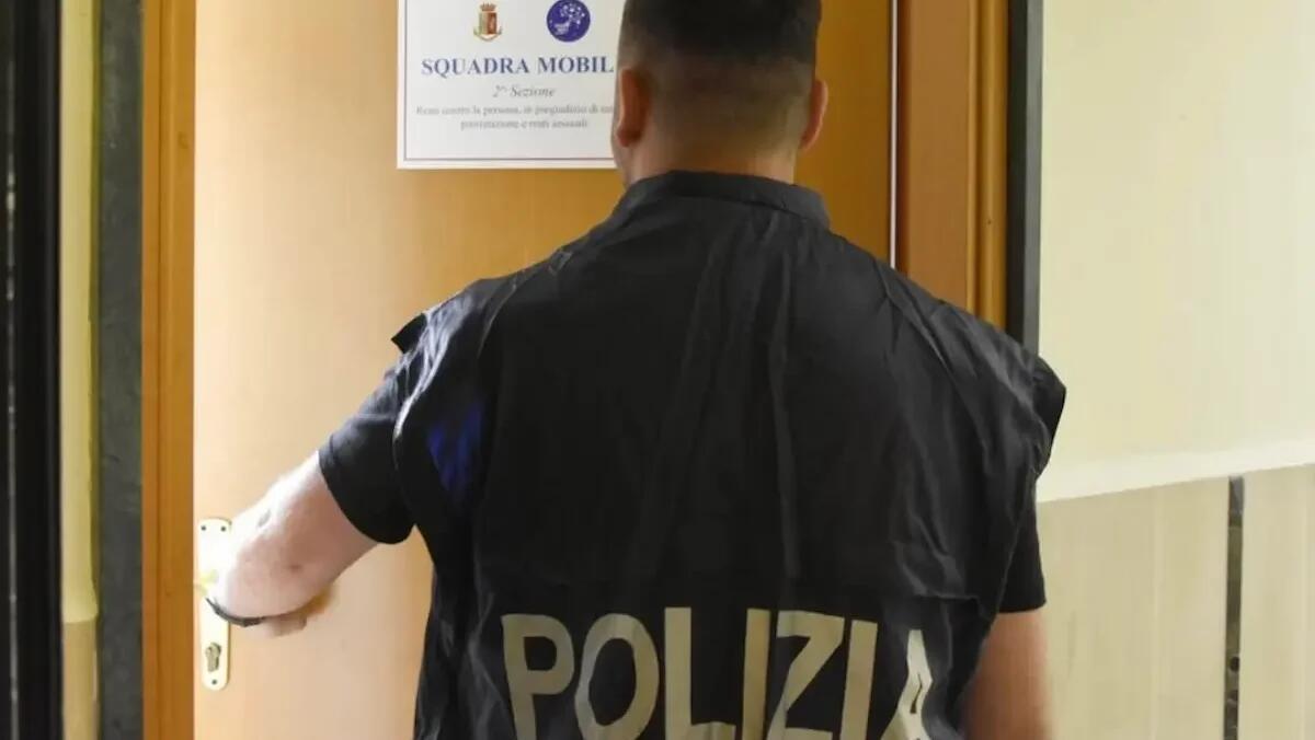 Stalker recidivo, perseguita l'ex anche dopo la condanna: si finge persino Maresciallo dei Carabinieri -
