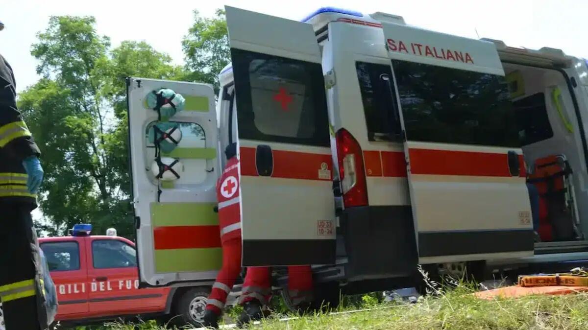 Camion travolge bici in rotatoria: 82enne perde la vita dopo il trasporto in ospedale - 