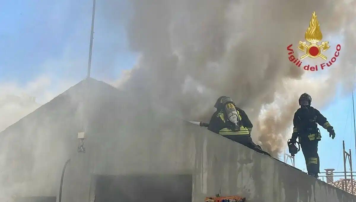 Brucia il tetto di un albergo in ristrutturazione a Mestre: colonna di fumo visibile a chilometri - 