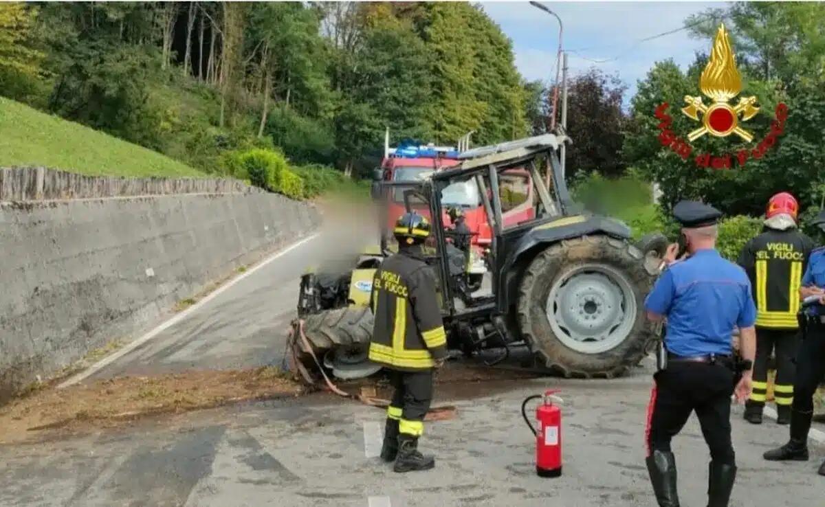 Parcheggiato in pendenza, trattore inizia a muoversi e si schianta - 