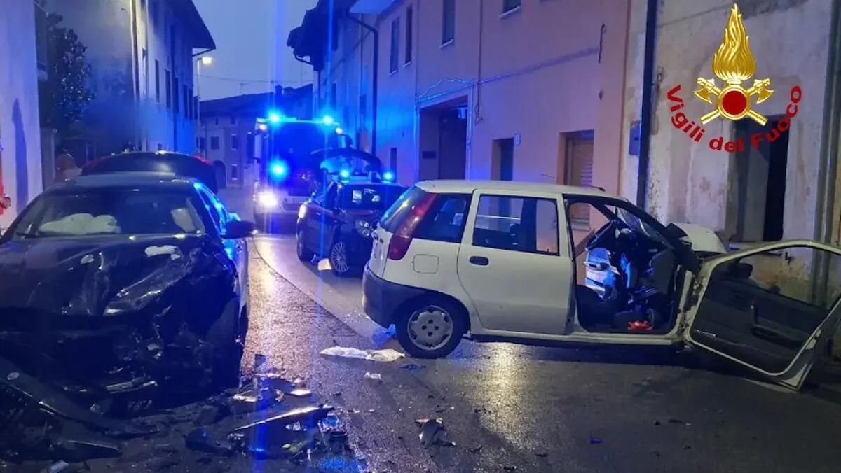 Bressa di Campoformido, frontale tra Maserati e Fiat Punto: giovane incastrato nel veicolo, è grave -