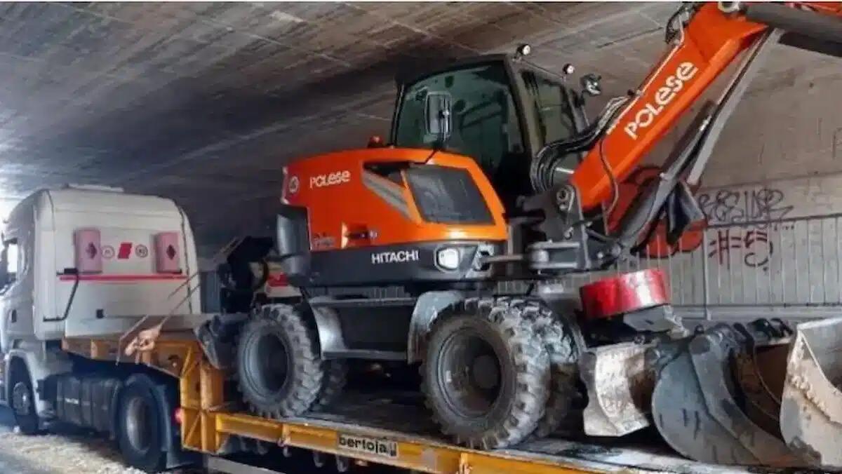 Tir che trasporta un escavatore rimane incastrato nel sottopasso, perdita di olio idraulico: traffico in tilt - 