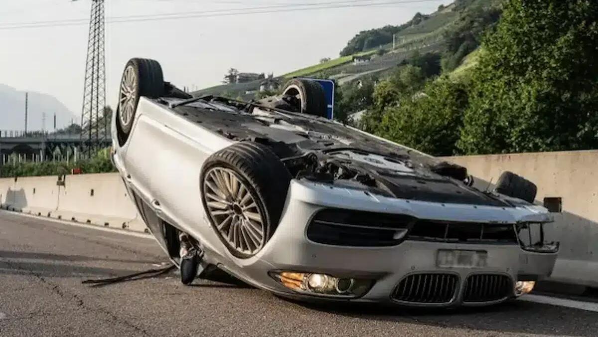 Sulla MeBo un'auto urta il guardrail e poi si ribalta, finisce la corsa capovolta: all'interno una famiglia - 
