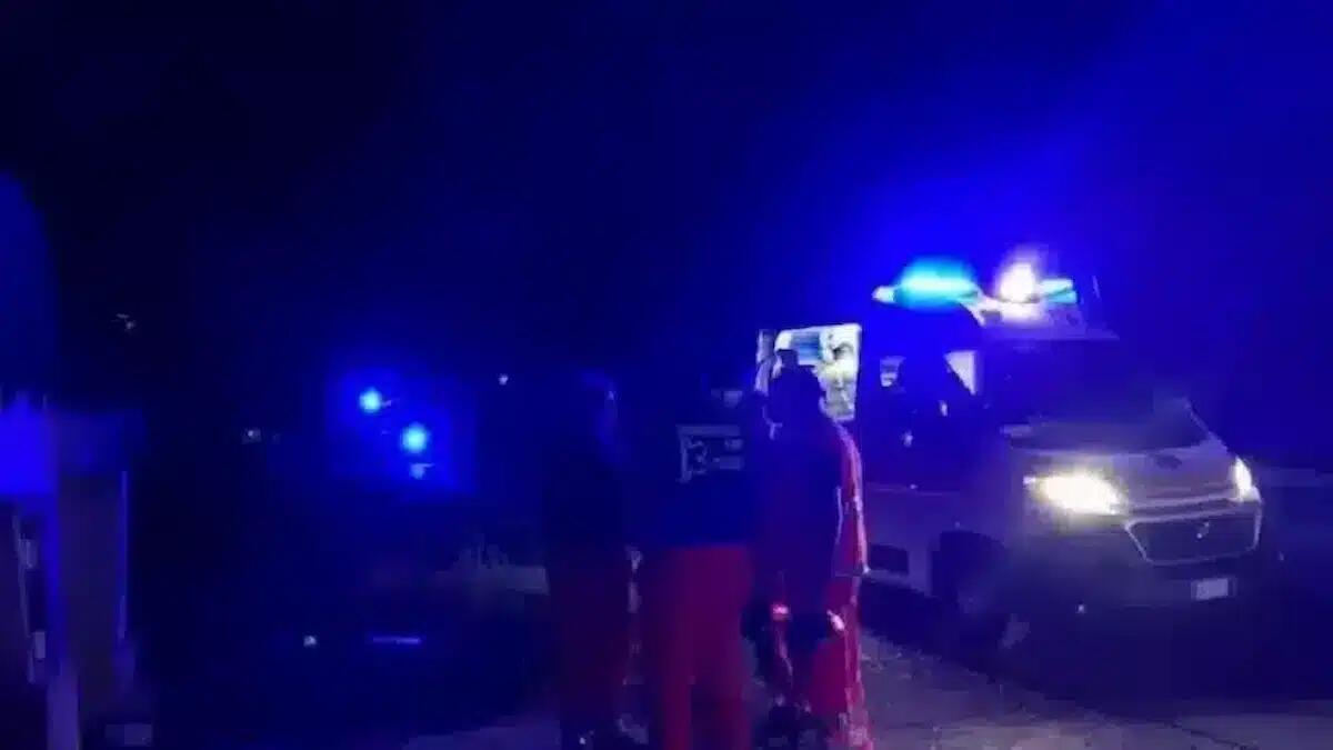 Muore a 57 anni schiantandosi contro un palo della luce: i residenti sentono il boato e chiamano aiuto - 