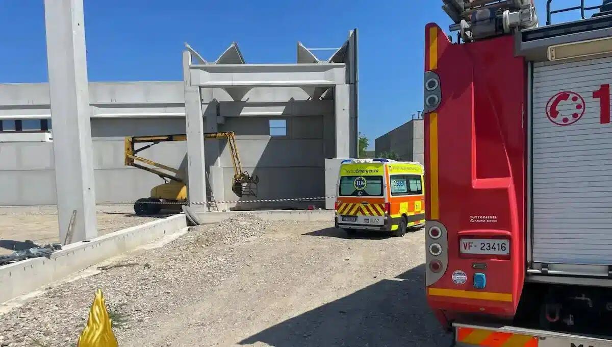 Grave incidente in cantiere: due operai precipitano da quattro metri, uno è grave -