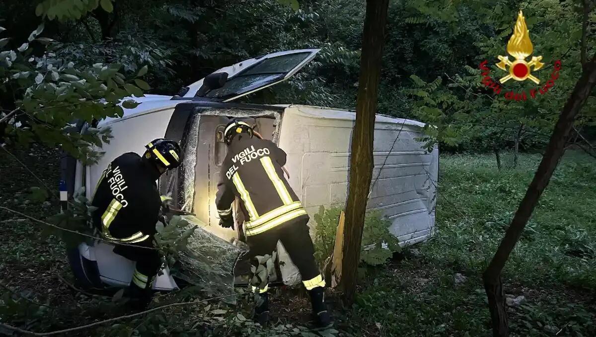 Furgone esce di strada, vola per 15 metri e finisce ribaltato nel bosco: ferito conducente - 