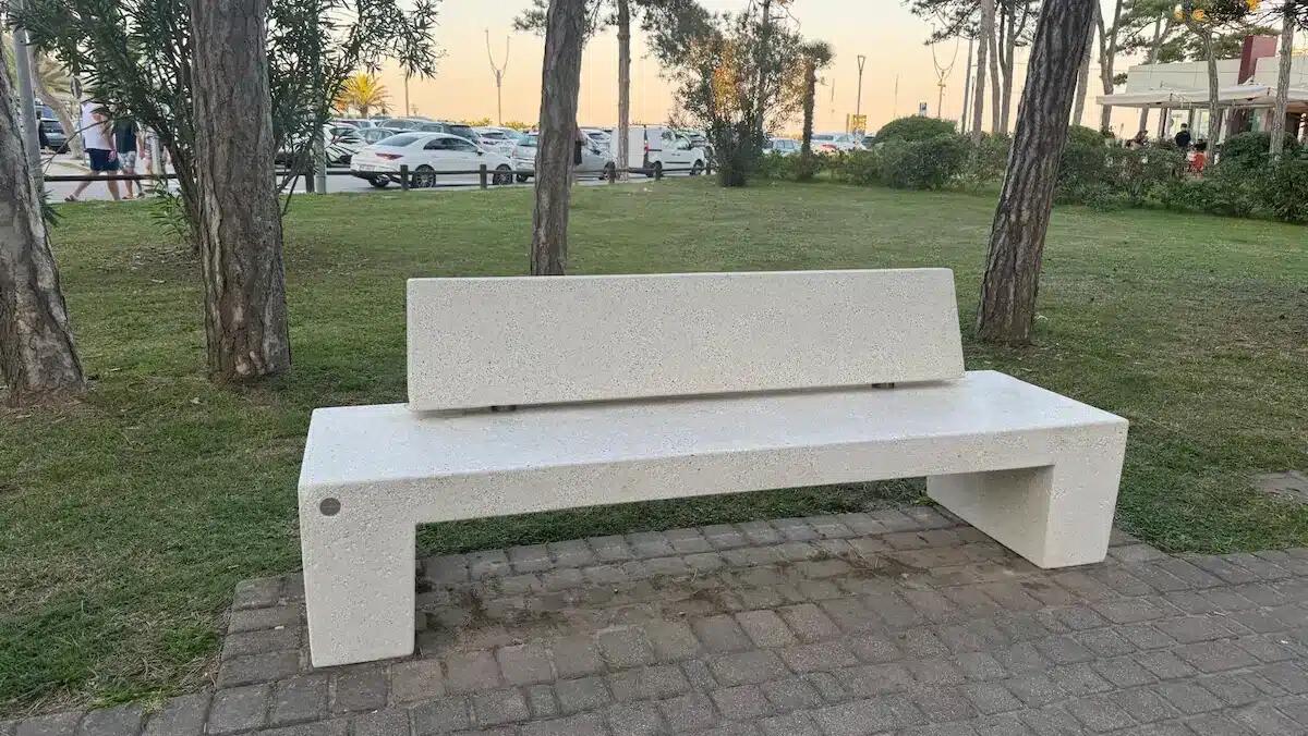 15 nuove panchine sostenibili per il Parco del Mare di Lignano Pineta. La novità -