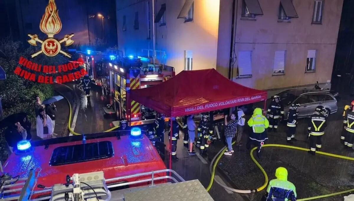 Fulmine centra una palazzina, scoppia l'incendio: nove famiglie evacuate in piena notte sotto la pioggia -