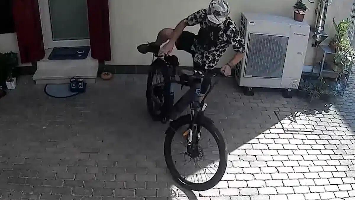Gli rubano la bici elettrica in casa e pubblica il video, il ladro: "Mi hai diffamato, ti denuncio" | FOTO - 