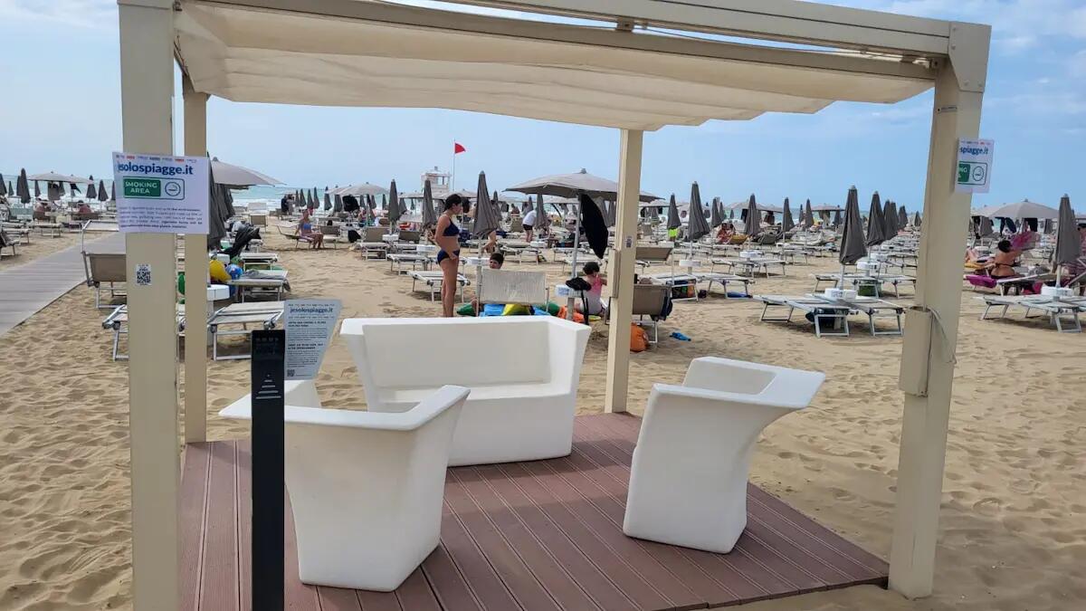 Jesolo, inaugurata la prima "Smoking Area": ecco dove si può fumare in spiaggia -