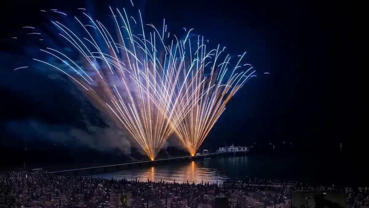 Lignano si accende per Ferragosto con droni, musica e fuochi sul mare: programma completo - 