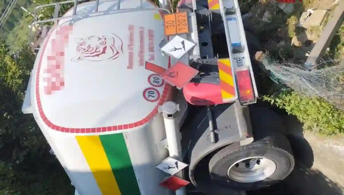 Fuoriuscita di gas sulla SS47: camion trancia la conduttura, poi un volo di 3 metri nel fiume - 