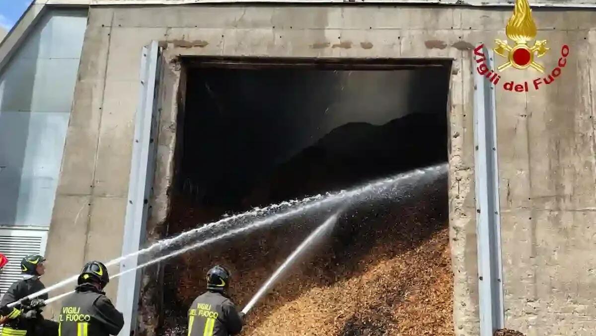 Incendio alla Fantoni, fiamme in un deposito: pompieri al lavoro per ore - VIDEO - 