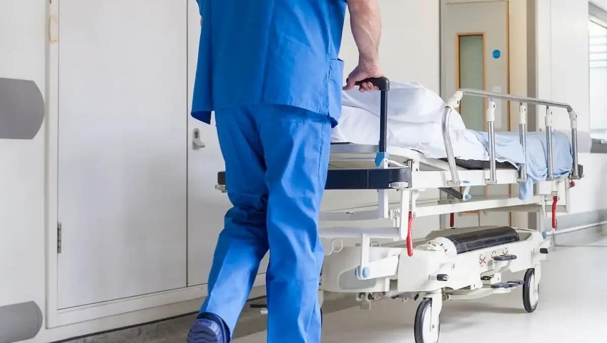 Entra nel bagno dell'ospedale per lavarsi, i poliziotti gli intimano di uscire: li aggredisce con una lametta - 