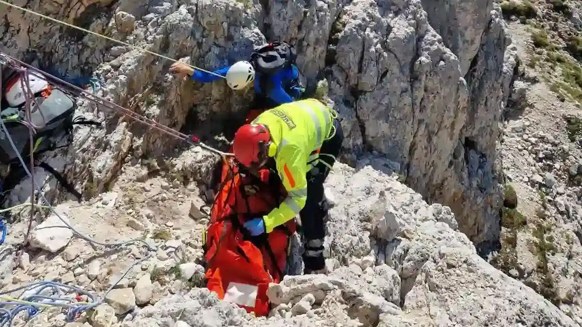 Alpinista precipita a Ra Gusela, fa un volo di 10 metri: il corpo del 49enne sbatte più volte sulla roccia -