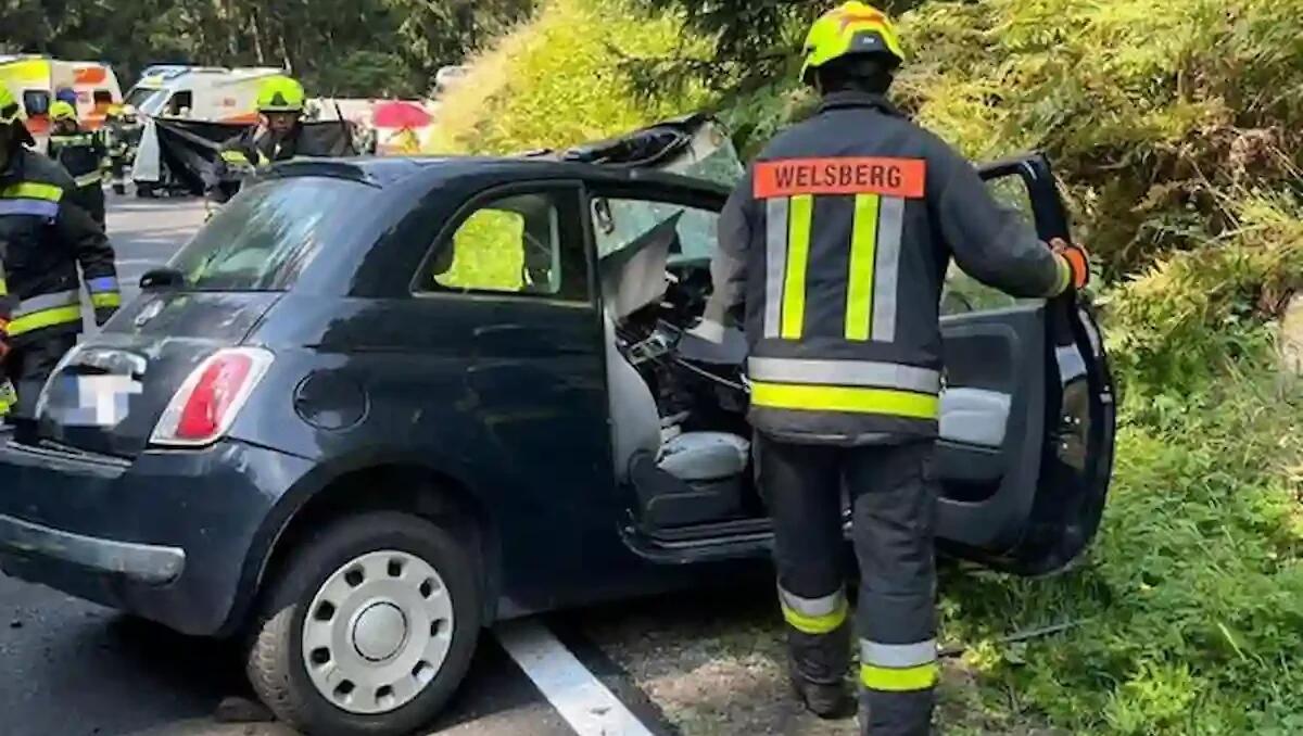 Val Pusteria, scontro tra una moto, un'auto e un camion: morta sul colpo la donna al volante dell'auto -