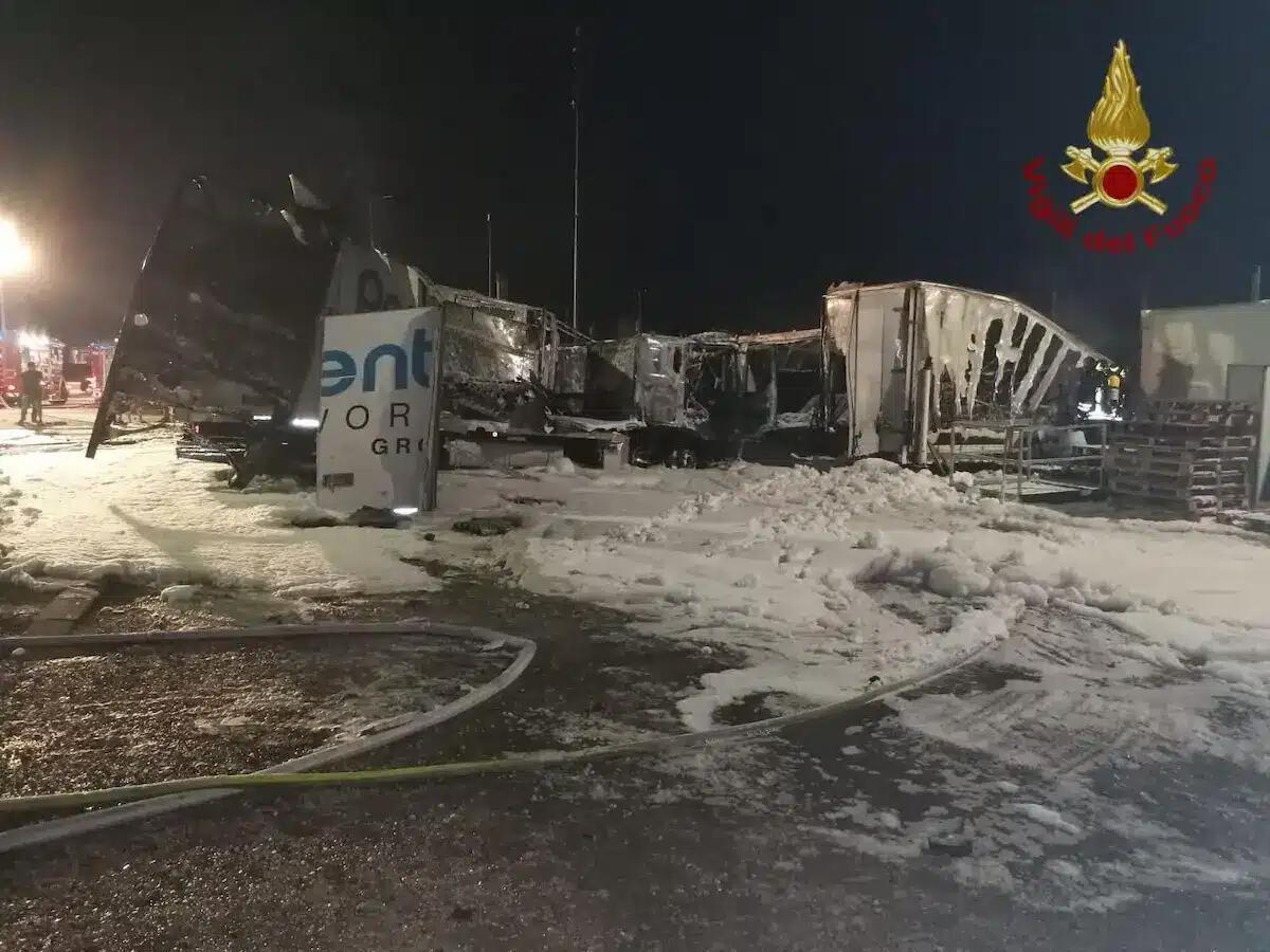 Incendio in una ditta di fuochi d'artificio: 4 veicoli a fuoco, uno esplode - 
