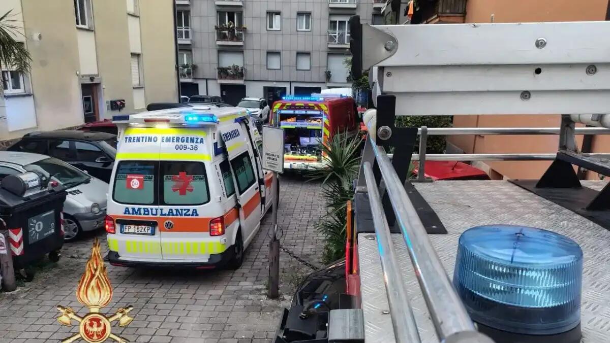 Cambia la ruota e il cric cede: giovane schiacciato da un furgone - 
