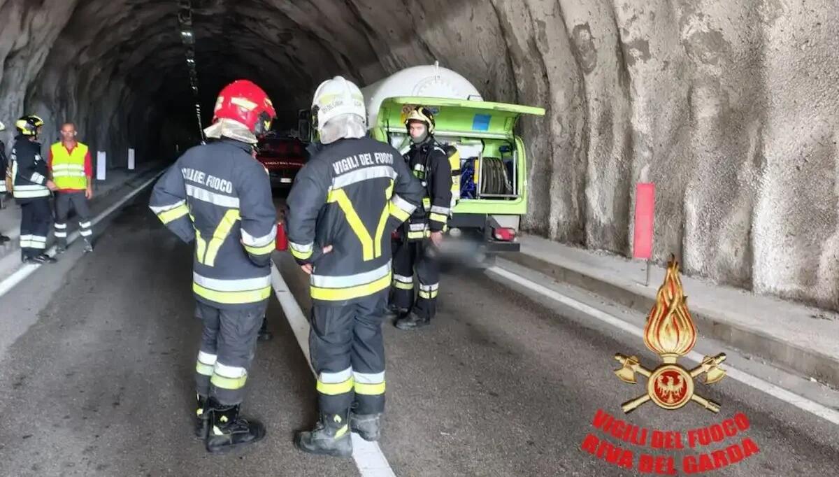 Attimi di terrore a Riva del Garda: camion cisterna carico di GPL prende fuoco in galleria - 