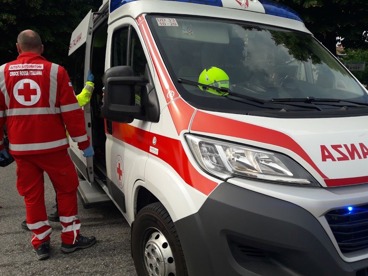Paura a Buja, scuolabus con 30 studenti si ribalta: diversi feriti, nessuno grave - 