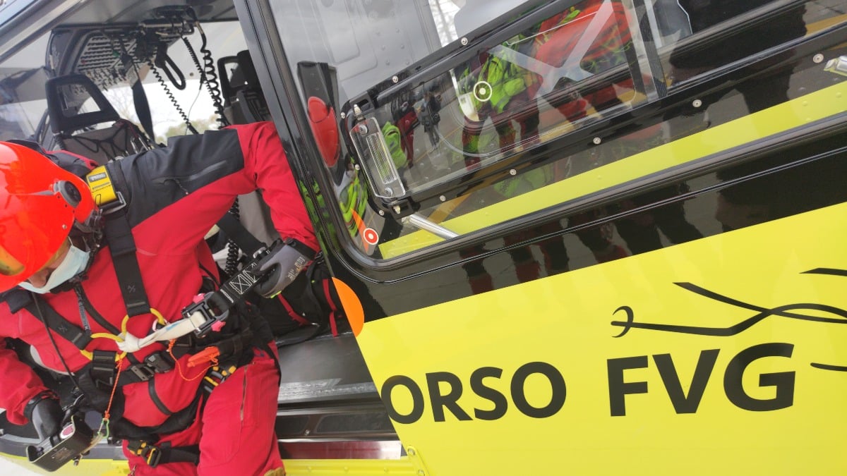 Ampezzo, brutta caduta a 1200 metri di quota andando a funghi: soccorsa una 60enne -