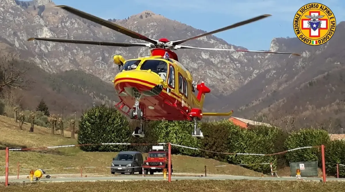 Inciampa, sbatte la testa e perde i sensi: la moglie lancia l’allarme, elisoccorso sul posto - 