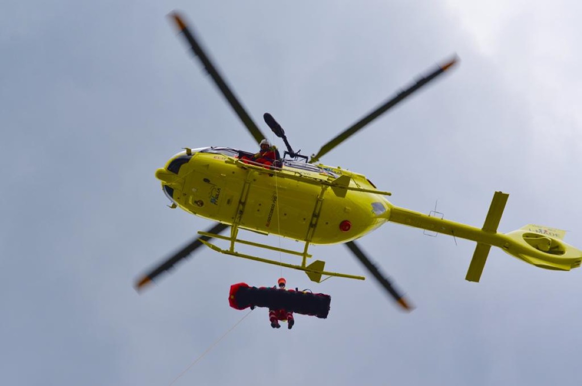 Scivola lungo il sentiero e si fa male al ginocchio: 31enne ucraina recuperata con l'elicottero - 