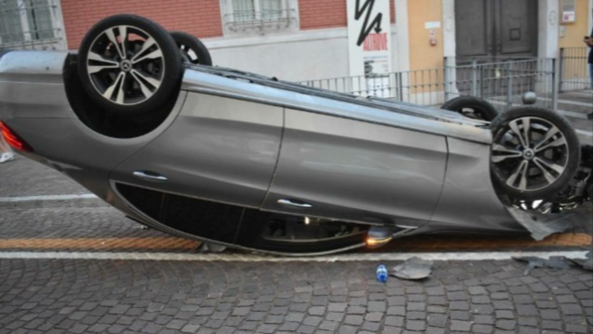 Prima la fuga all'alt, poi lo schianto e l'auto ribaltata in centro a Udine: denunciati due albanesi