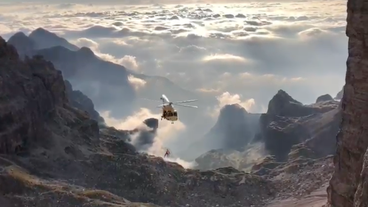 Si incastrano le corde in piena notte: due alpinisti polacchi recuperati all'alba in elicottero - 