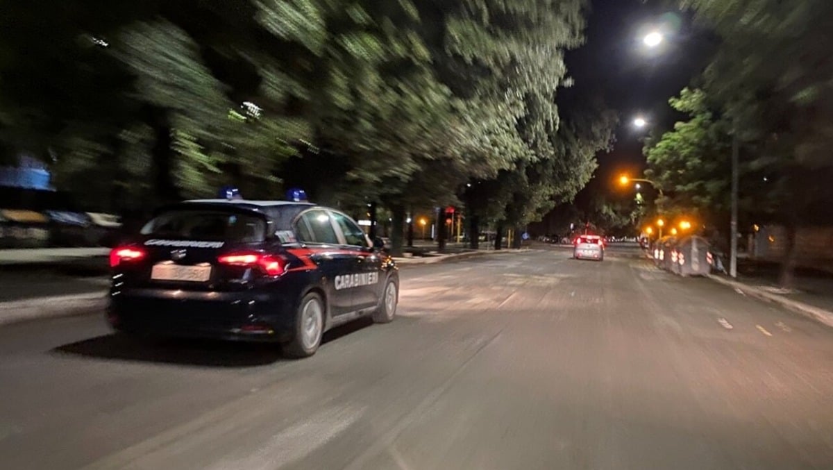 Ignora l'alt dei Carabinieri, scatta l'inseguimento: era ubriaco e senza patente da anni, denunciato - 