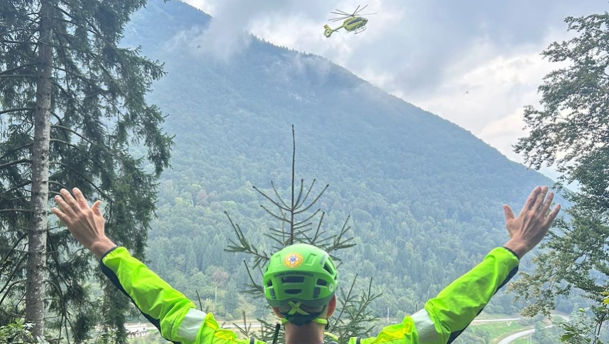 Escursionista smarrito a Verzegnis: individuato nel bosco grazie al fischietto - 