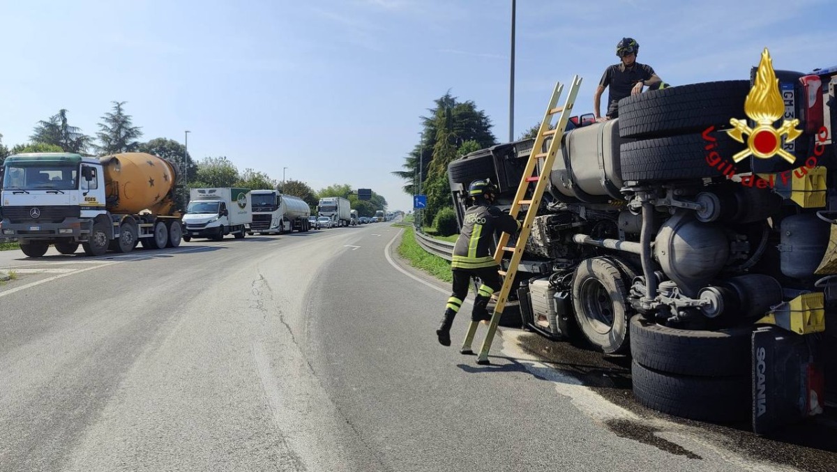 Paura a Castelfranco Veneto, un autoarticolato si ribalta: fuoriuscita di carburante - 