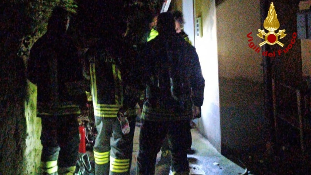 Incendio nel vano contatori, evacuato un condominio: una donna trasportata in ospedale - 
