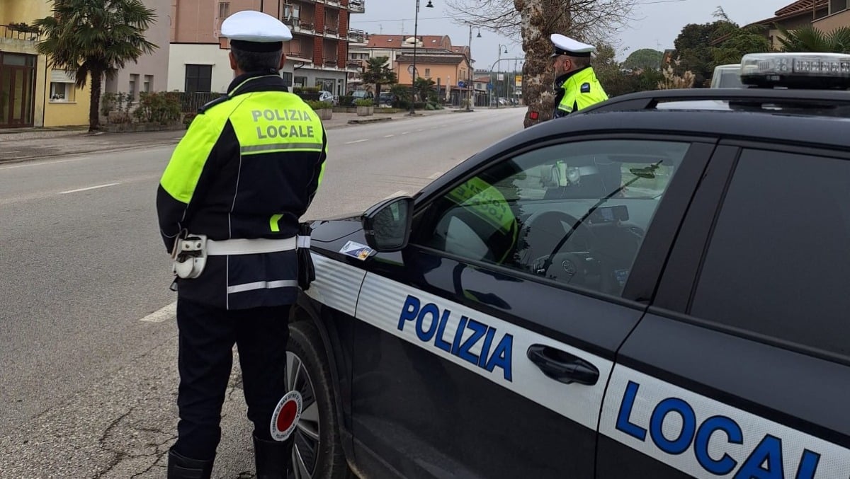 Senza assicurazione e positivo all'alcoltest, 40enne nei guai: decurtazione di 15 punti dalla patente - 