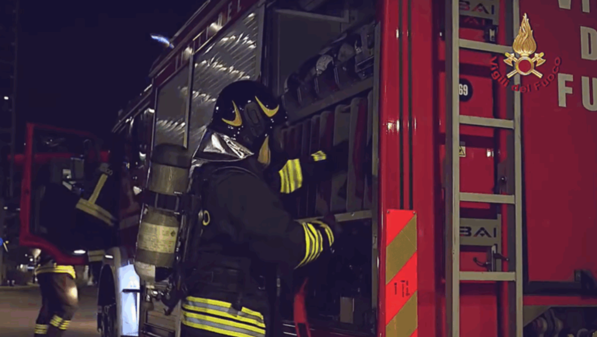 Incendio all'alba in una palazzina, evacuati tutti gli occupanti: una coppia intossicata dal fumo -