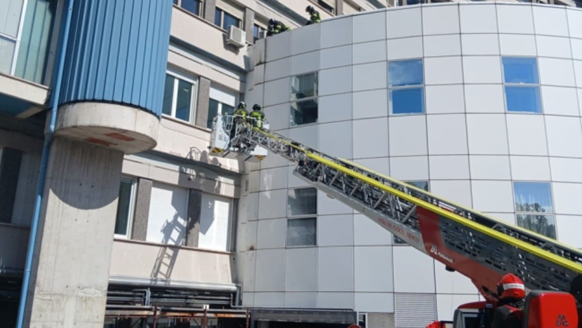 Panico all'ospedale Santa Chiara: fiamme da alcuni pannelli, nubi di fumo nei reparti -