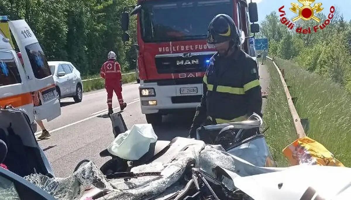 Terribile scontro auto-furgone all'uscita dell'autostrada: 37enne gravissima - 