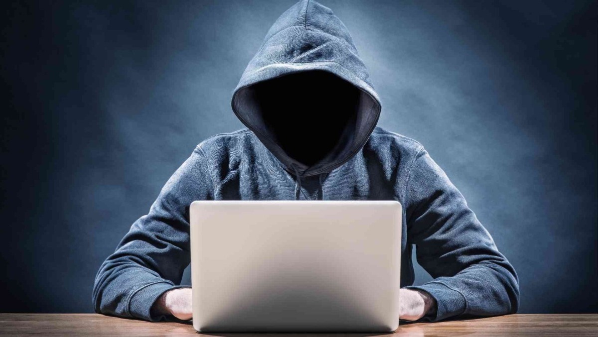 Ricattava un ragazzo minacciando di coinvolgerlo in un attentato: denunciato hacker a Trieste - 